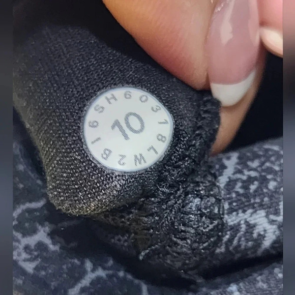 Lululemon Flow Y Bra *Nulu Sport Bra Size 10 Outdoors Gym Athletic Running - Picture 8 of 8